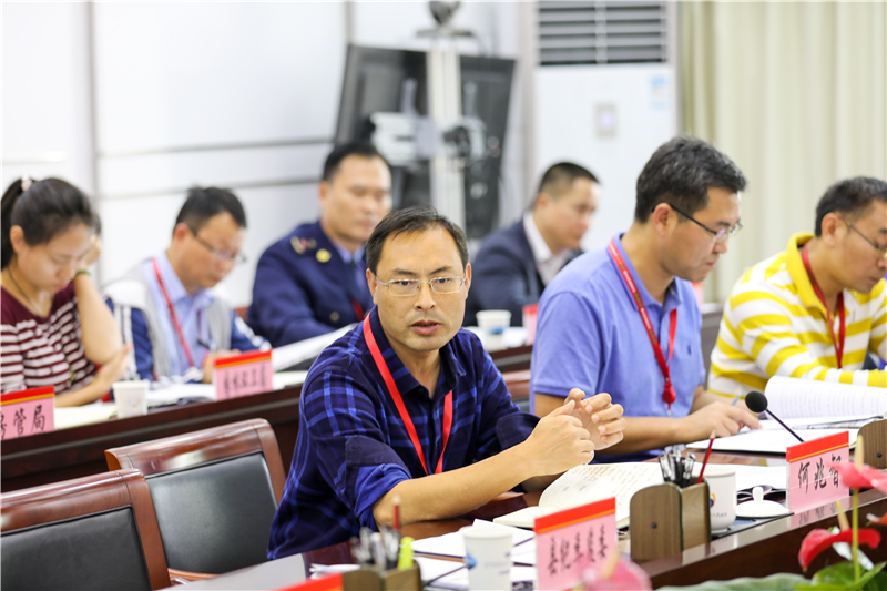 陵水縣委常委、常務(wù)副縣長(zhǎng)在會(huì)上部署燃放煙花爆竹安全管理工作