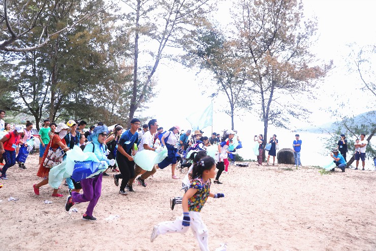 2月23日，志愿者奔向后海灣海灘撿拾垃圾