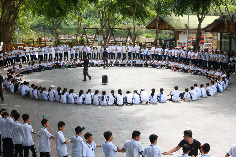 5、同學們團隊協作挑戰“動力圈繩”拓展項目