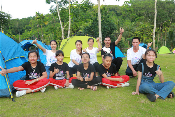 8、同學們和家長在搭建好的帳篷前合影
