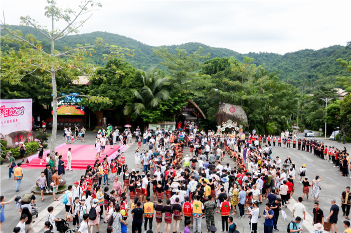 8、往屆七夕相親慶典活動，百名相親嘉賓與游客共同體驗千人竹竿舞