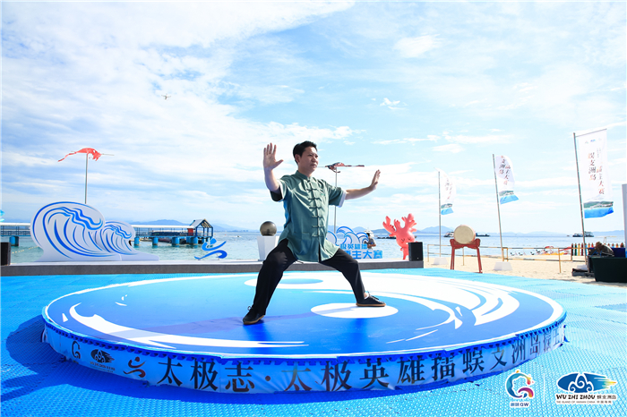 全國(guó)太極拳冠軍、北京市武術(shù)協(xié)會(huì)副主席劉彥英演繹太極拳法