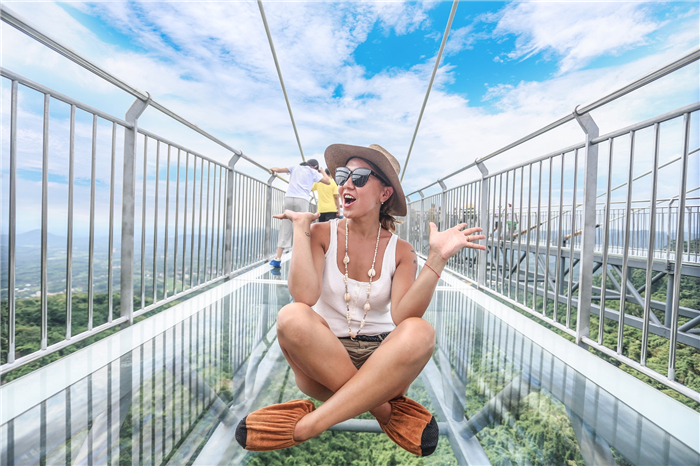 小圖：哈薩克斯坦游客挑戰(zhàn)哇哎嚕玻璃觀景平臺(tái)