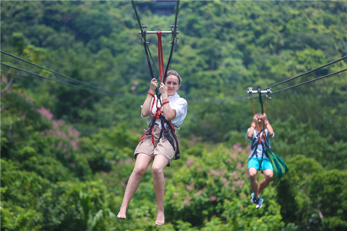 小圖：俄羅斯游客體驗(yàn)高空滑索