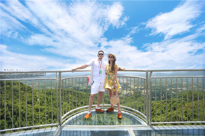 小圖：烏克蘭情侶游客于哇哎嚕玻璃觀景平臺(tái)幸福合影