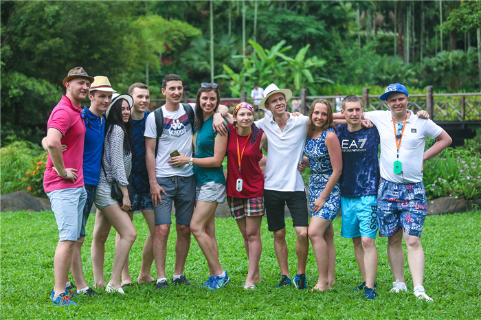 小圖：俄羅斯游客在濕地景觀區(qū)開(kāi)心合影