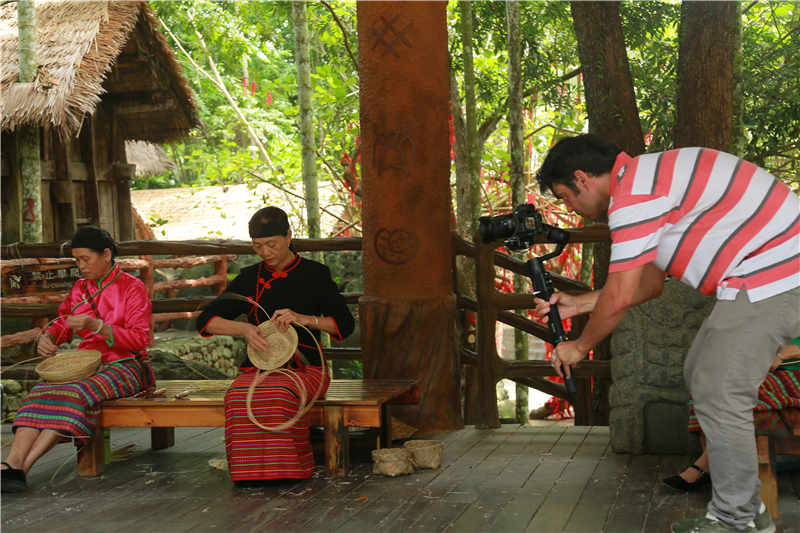 6、《發現三亞》旅游大片登陸歐洲 檳榔谷盡顯獨特民族風情