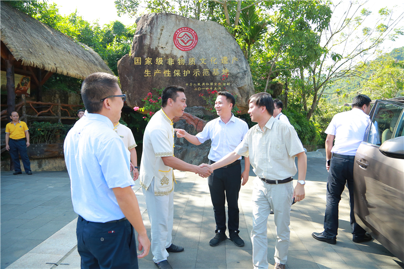 1、海南省商務廳黨組書記、廳長陳希一行到檳榔谷調研