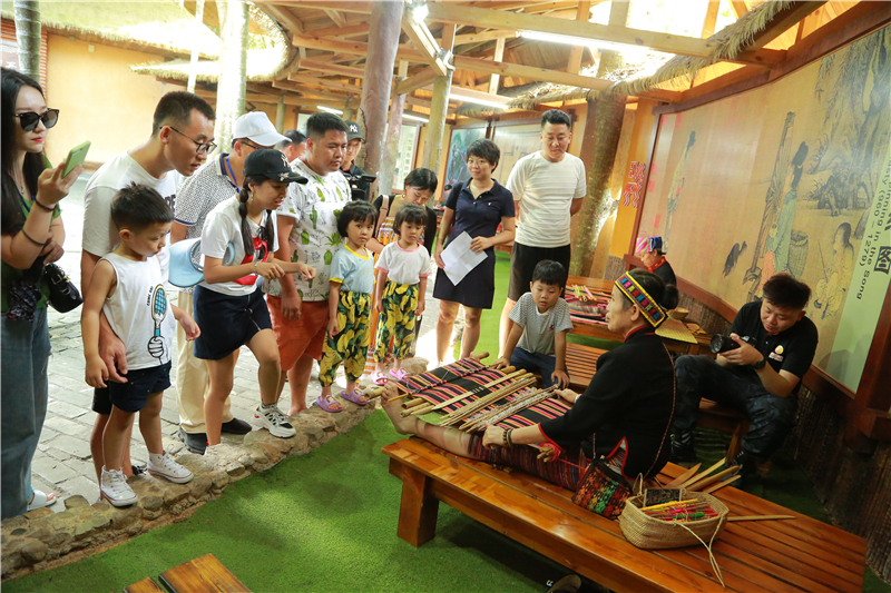 親子團(tuán)學(xué)習(xí)制作黎錦