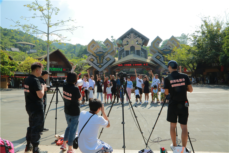 三月三廣場(chǎng)開(kāi)拍合影