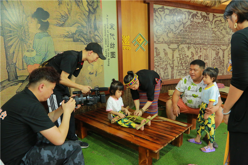 萌娃體驗(yàn)織黎錦