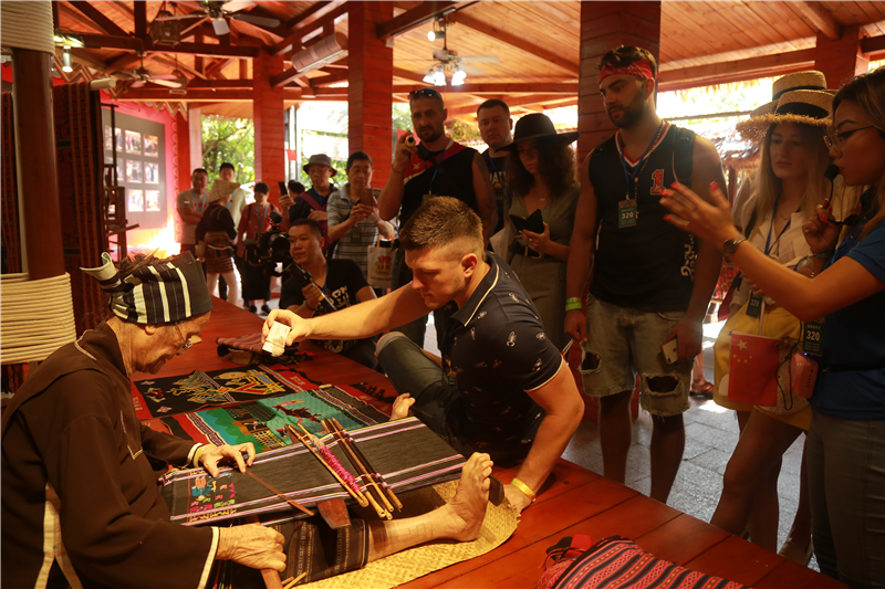 2、國際旅游達人聚焦黎族最后一代繡面文身老人黎錦手工技藝