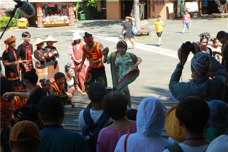 1、外國學徒在景區與黎家青年跳起歡快的打柴舞