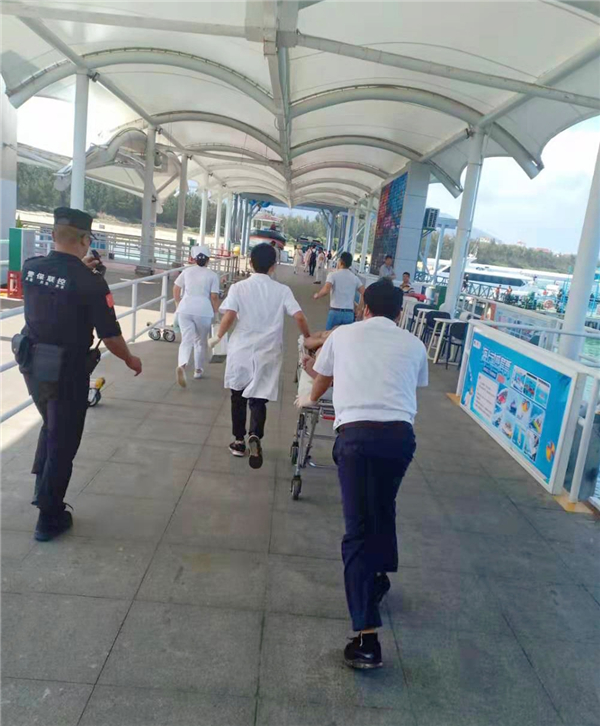 2、爭分奪秒，不到20分鐘完成了一場“生死時速”的水上救援