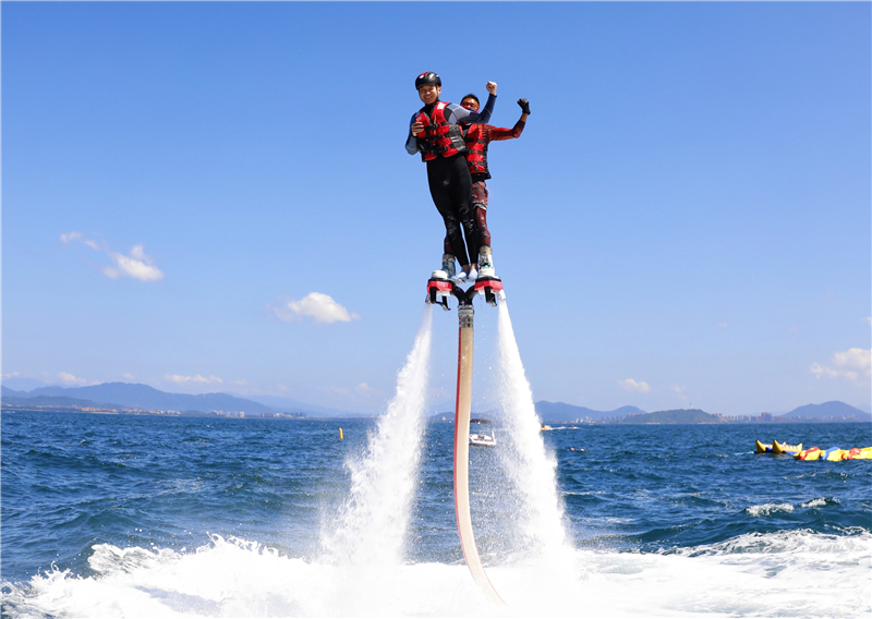 游客體驗(yàn)水上飛人 游客體驗(yàn)水上飛人